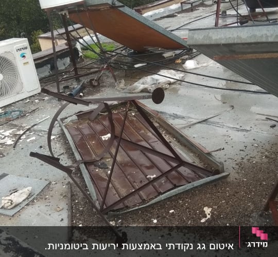 גג עם חפצים שבורים, כולל יחידת מיזוג אוויר